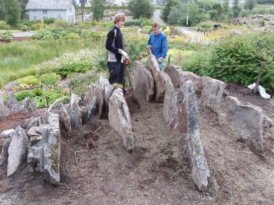 Чехи строят скалку в ботаническом саду Тромсо в Норвегии